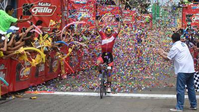 El peruano André González gana etapa y se queda con el liderato de la Vuelta Ciclística