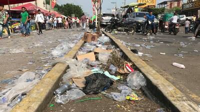 Cientos de bolsas plásticas y desechos inundan las calles de Mazatenango tras paso de desfile