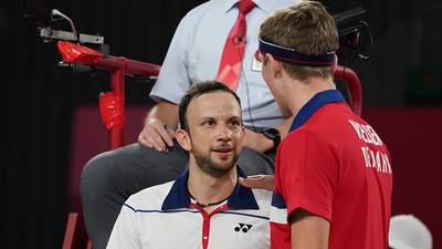 Viktor Axelsen reconoce el gran partido de Kevin Cordón en semifinales