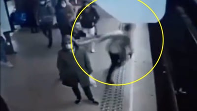 Video: captan momento en que hombre empuja a mujer a las vías del tren