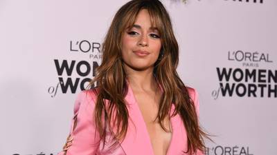 Camila Cabello enloquece las redes al cubrir sus atributos con perlas en los Grammy