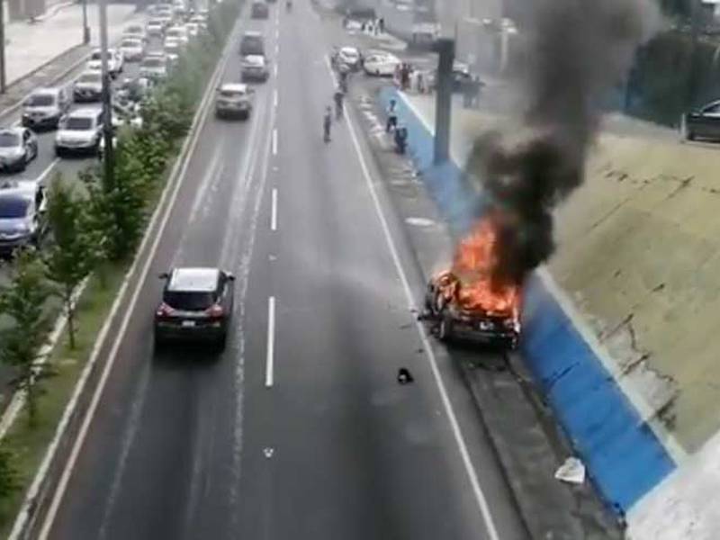VIDEO. Vehículo se incendia en la ruta Interamericana