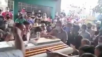 VIDEO. Realizan entierro de persona en Jutiapa sin medidas de prevención