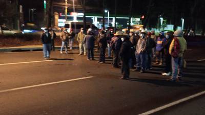 Manifestantes bloquean dos ruta de ingreso a la capital