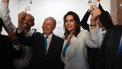 Zury Ríos y Roberto Molina Barreto reciben sus credenciales como candidatos