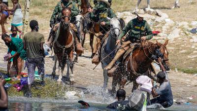Biden se pronuncia por guardias captados haciendo retroceder "a caballo" a migrantes haitianos