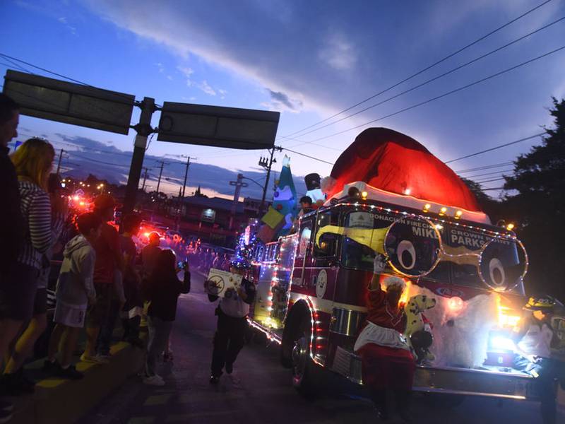 IMÁGENES | Emoción por el primer desfile navideño de los Bomberos Voluntarios