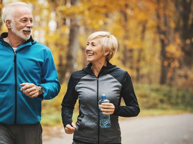 Experto en nutrición y envejecimiento revela los suplementos que toma a diario para vivir más