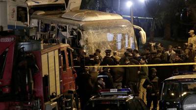 Bomba alcanza autobús turístico en Egipto y deja dos muertos