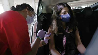 Estudiantes de más de 12 años deberán estar vacunados contra el Covid-19 en California