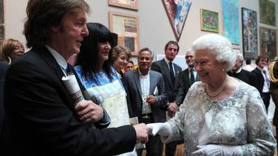 Reina Isabel II: famosos a los que les otorgó el título de “Sir”