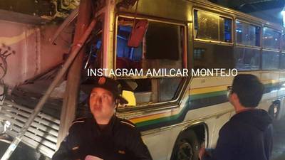 Bus de ruta 203 choca contra vivienda en calle Martí