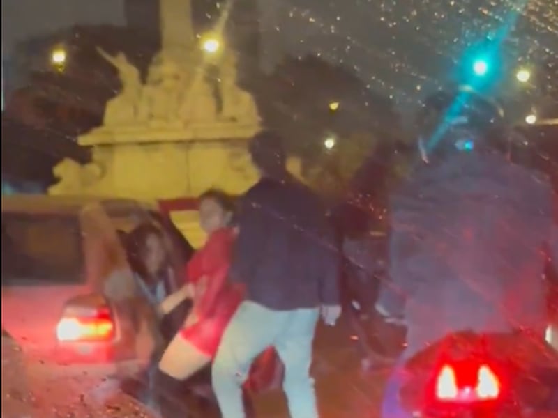 VIDEO. ¡Aprovechan el semáforo y se bajan a bailar “pegadito” en la Reforma!