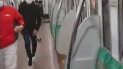 Hombre vestido de Joker apuñala a varias personas en un tren en Tokio