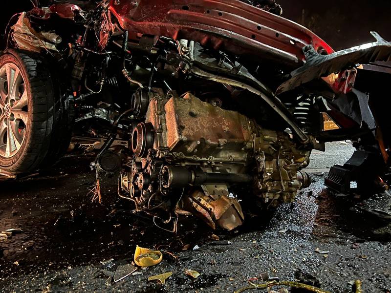 Impacto a gran velocidad deja vehículo destrozado ¿Qué pasó con el conductor?