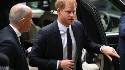 Príncipe Harry declara ante tribunal y explica su “sufrimiento” por artículos de diario sensacionalista