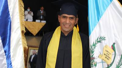 Alcalde de San Pedro Carchá celebra su graduación de diversificado