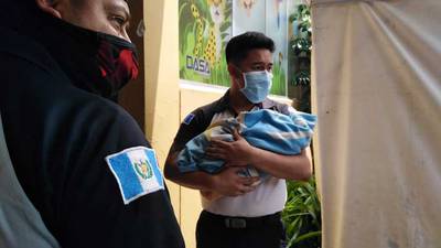 Rescatan a recién nacido abandonado en la vía pública
