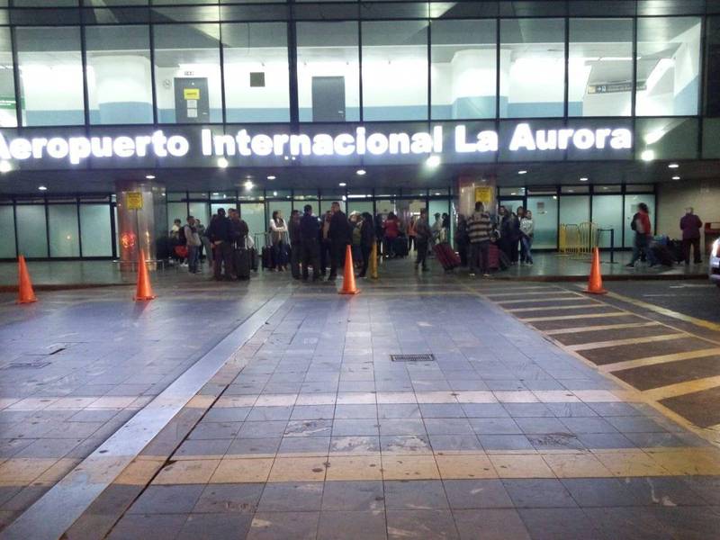 Aeronave retorna de emergencia a la pista del aeropuerto La Aurora