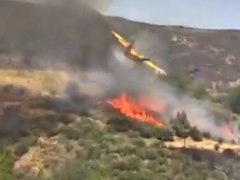 VIDEO: Momento en que avión que combatía incendios se estrella en Grecia