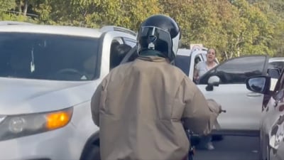 VIDEO. Motorista se convierte en protagonista de pelea entre mujeres