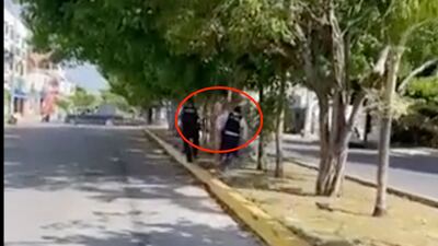 VIDEO. Turista se pasea desnudo en la calle y persecución policial se hace viral