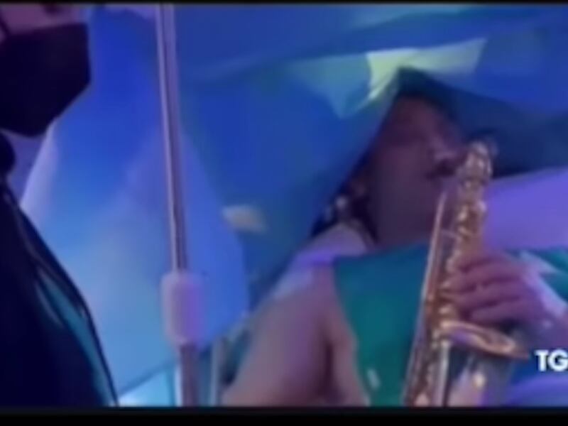 VIDEO. Músico toca el saxofón mientras le realizan una cirugía cerebral