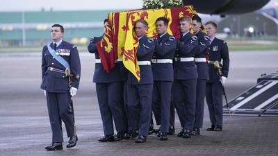 Ataúd de Isabel II llega al Palacio de Buckingham; londinenses rinden homenaje