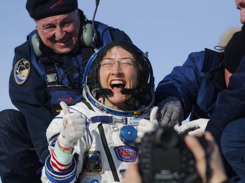 Astronauta mujer con récord de más tiempo en el espacio regresa a la Tierra