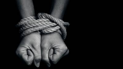 ¡Los amarraron de pies y manos! Fiscalía condena a 146 años de prisión a hombres que robaron en una oficina
