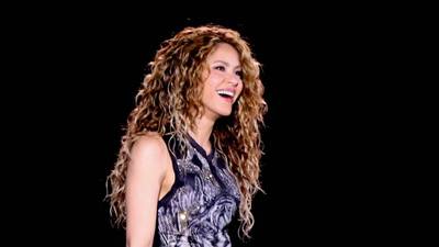 FOTO. Shakira sufre falla de vestuario y mini vestido se rompe de atrás