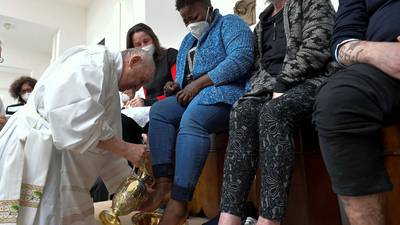 Papa Francisco celebra en cárcel de Italia el tradicional lavado de pies del Jueves Santo