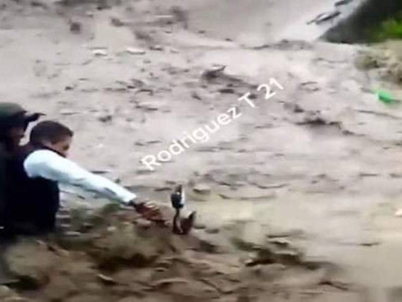 VIDEO. Motorista intenta cruzar río desbordado en Mataquescuintla