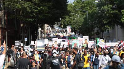 “Hartos de que nos maten”: Cientos marchan en Atlanta en contra del racismo