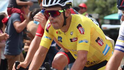 Entre riscos y ponchos se desarrolla la octava etapa de la Vuelta Ciclística 