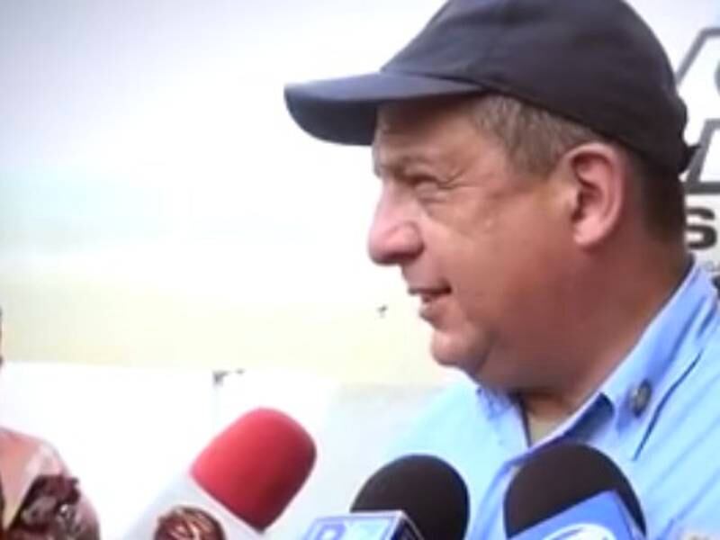 VIDEO. Presidente de Costa Rica se traga una avispa en plena entrevista en vivo