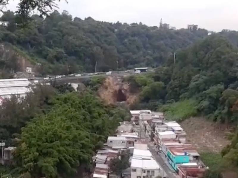 Enorme agujero debajo de la calzada La Paz se evidencia por video