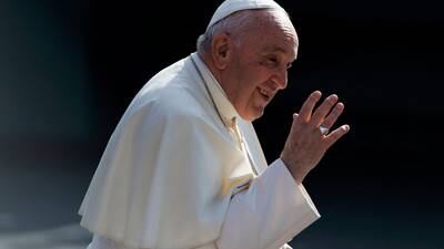 Papa Francisco “está bien” y “bromeó” tras ser operado por una hernia