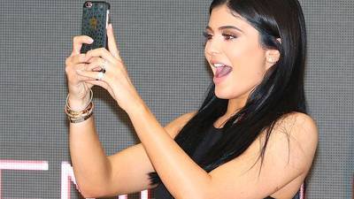 Kylie Jenner se toma su primera selfie junto a su hija Stormi