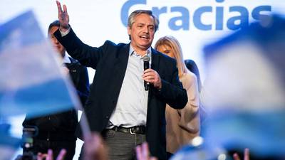 Fernández supera a Macri y logra amplia ventaja en las primarias de Argentina