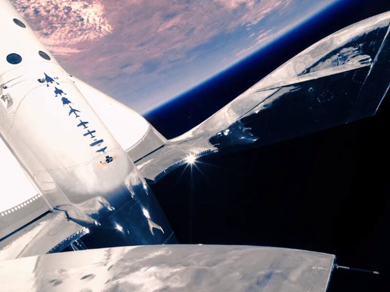 VIDEO: Los tres pasajeros que viajarán en segundo vuelo comercial al espacio de Virgin Galactic