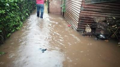 Lluvias causan inundaciones y derrumbes en ocho departamentos