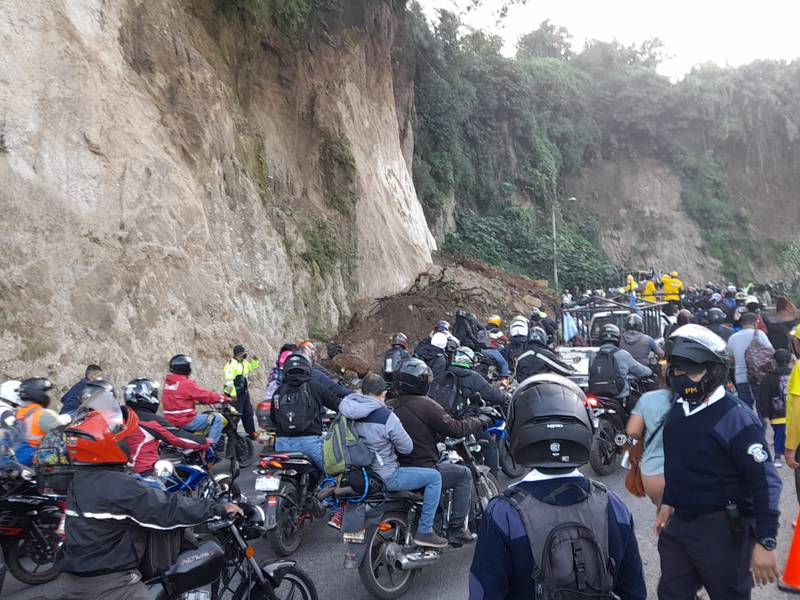 Derrumbe de grandes proporciones en km 18 de la ruta a Ciudad Quetzal