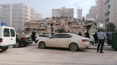 VIDEOS. Edificios colapsan y tsunami inunda las calles tras fuerte terremoto en Turquía