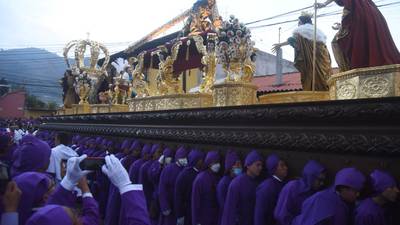 Procesión de Jesús Nazareno de la Caída recorre Antigua Guatemala