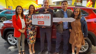 Elektra y RCA entregan camioneta Tracker a ganador de promoción