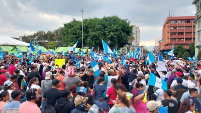Carlos Pineda y simpatizantes manifiestan frente al Palacio Nacional