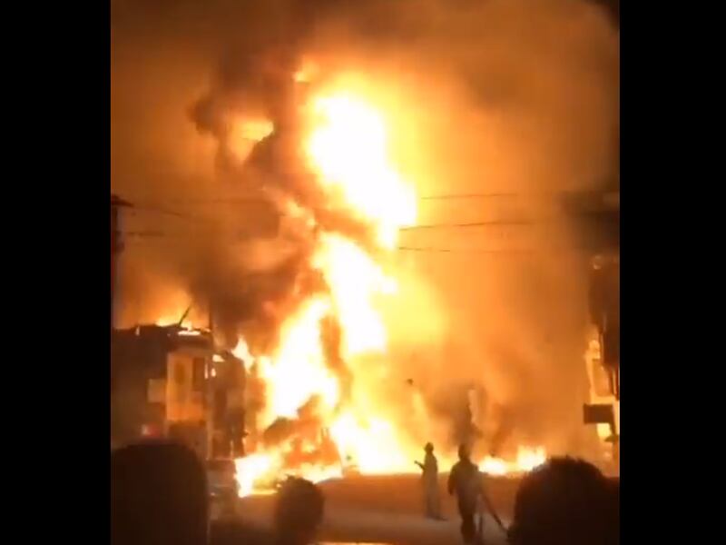 VIDEO. Fuerte explosión de camión cisterna deja más de 60 muertos