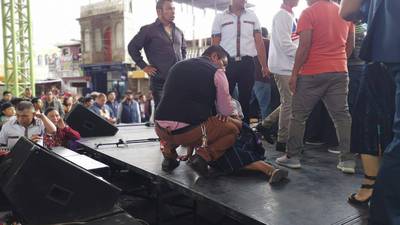 Estructura de un escenario se desploma sobre presentadores en Quetzaltenango