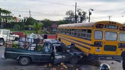 Cuatro estudiantes heridas tras colisión de autobús escolar